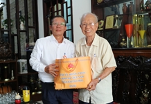 Chủ tịch UBMTTQ Việt Nam tỉnh Trần Ngọc Thanh thăm, tặng quà cho người có công với cách mạng