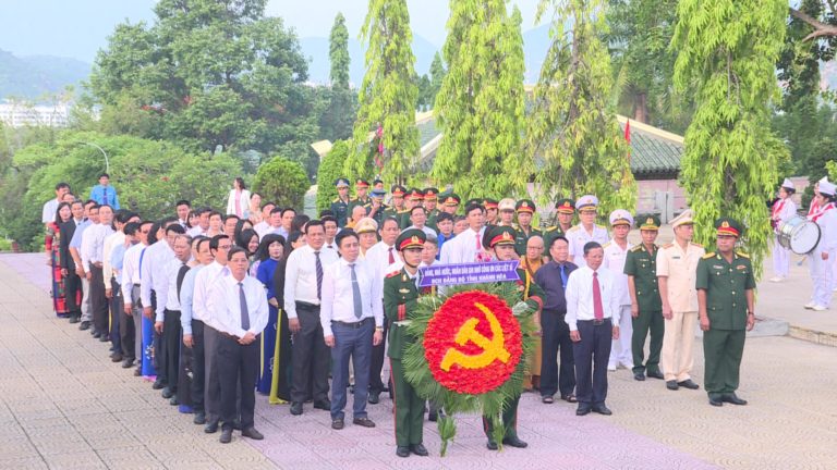 Lãnh đạo tỉnh dâng hương viếng Nghĩa trang liệt sĩ Hòn Dung