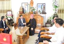 Chủ tịch UBND tỉnh Nguyễn Tấn Tuân thăm Giám mục Chánh tòa Giáo phận Nha Trang