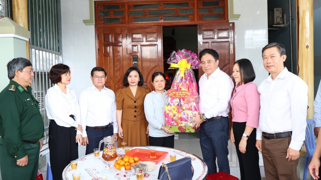 Phó Bí thư Thường trực Tỉnh ủy Nguyễn Khắc Toàn thăm gia đình cán bộ, chiến sĩ công tác tại Trường Sa