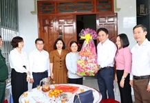 Phó Bí thư Thường trực Tỉnh ủy Nguyễn Khắc Toàn thăm gia đình cán bộ, chiến sĩ công tác tại Trường Sa