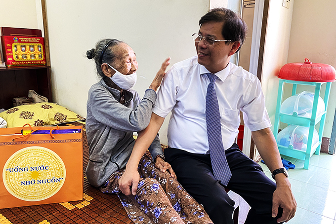 Ông Nguyễn Tấn Tuân thăm, tặng quà gia đình người có công tại Nha Trang
