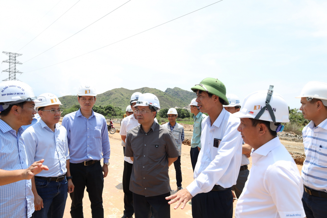 Thứ trưởng Bộ Giao thông vận tải Nguyễn Duy Lâm kiểm tra tiến độ cao tốc Vân Phong - Nha Trang
