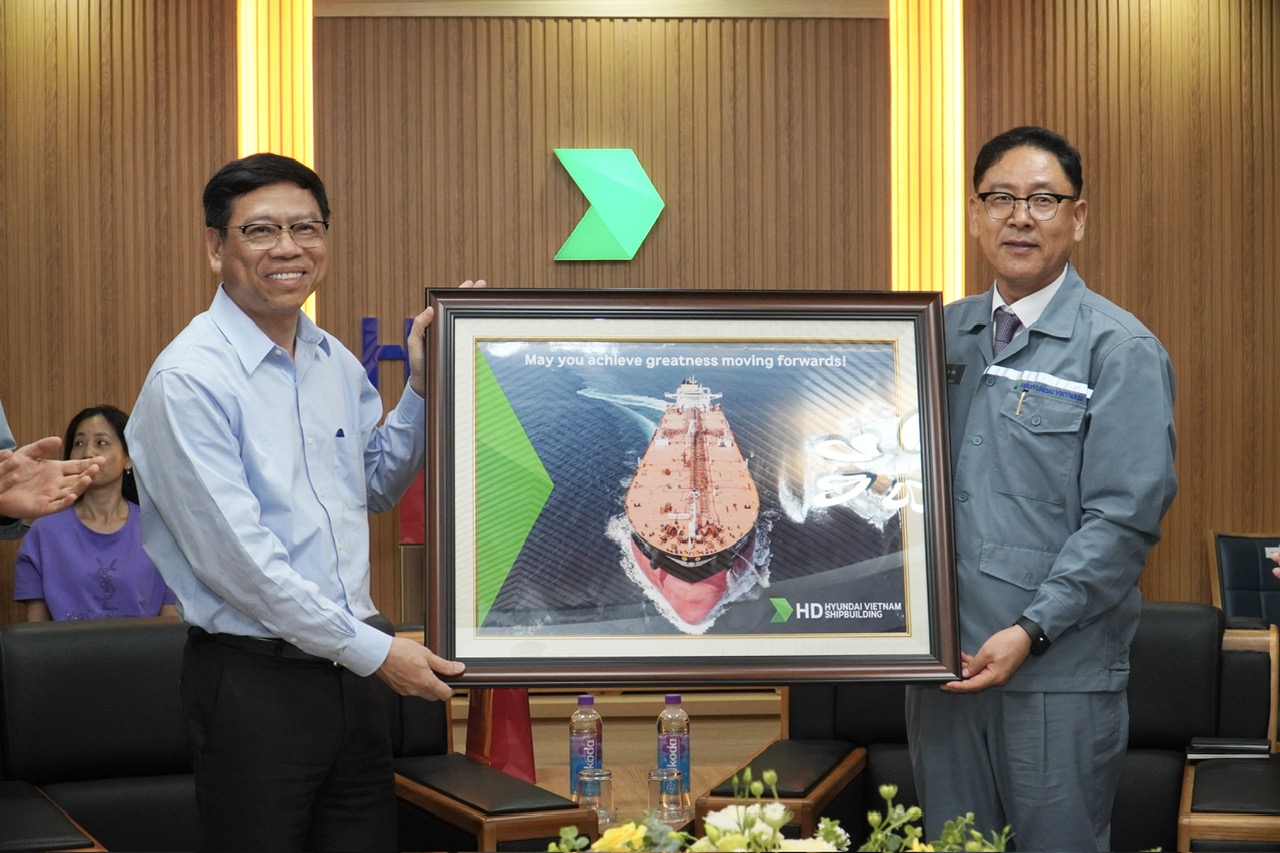 Thứ trưởng Bộ Giao thông vận tải làm việc với Công ty TNHH Đóng tàu HD Hyundai Việt Nam