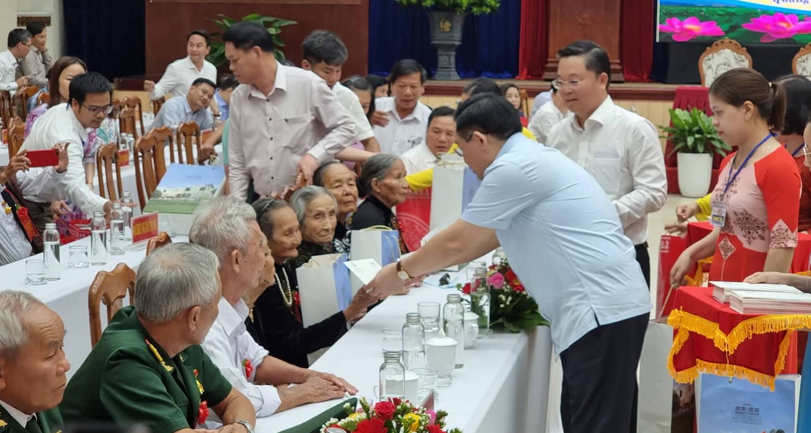         Chủ tịch Quốc hội gặp mặt người có công với cách mạnh tiêu biểu tỉnh Quảng Nam    