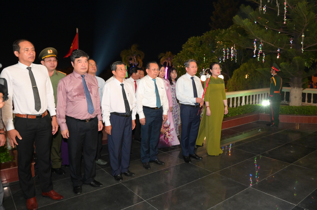 Lễ thắp nến tri ân các anh hùng liệt sĩ tại nghĩa trang liệt sĩ TP. Cam Ranh