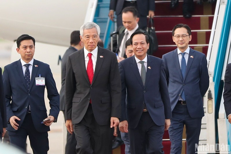 Thủ tướng Singapore đến Hà Nội, bắt đầu thăm chính thức Việt Nam