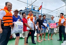Vùng 4 Hải quân: Kịp thời hỗ trợ nhu yếu phẩm, nước ngọt cho ngư dân