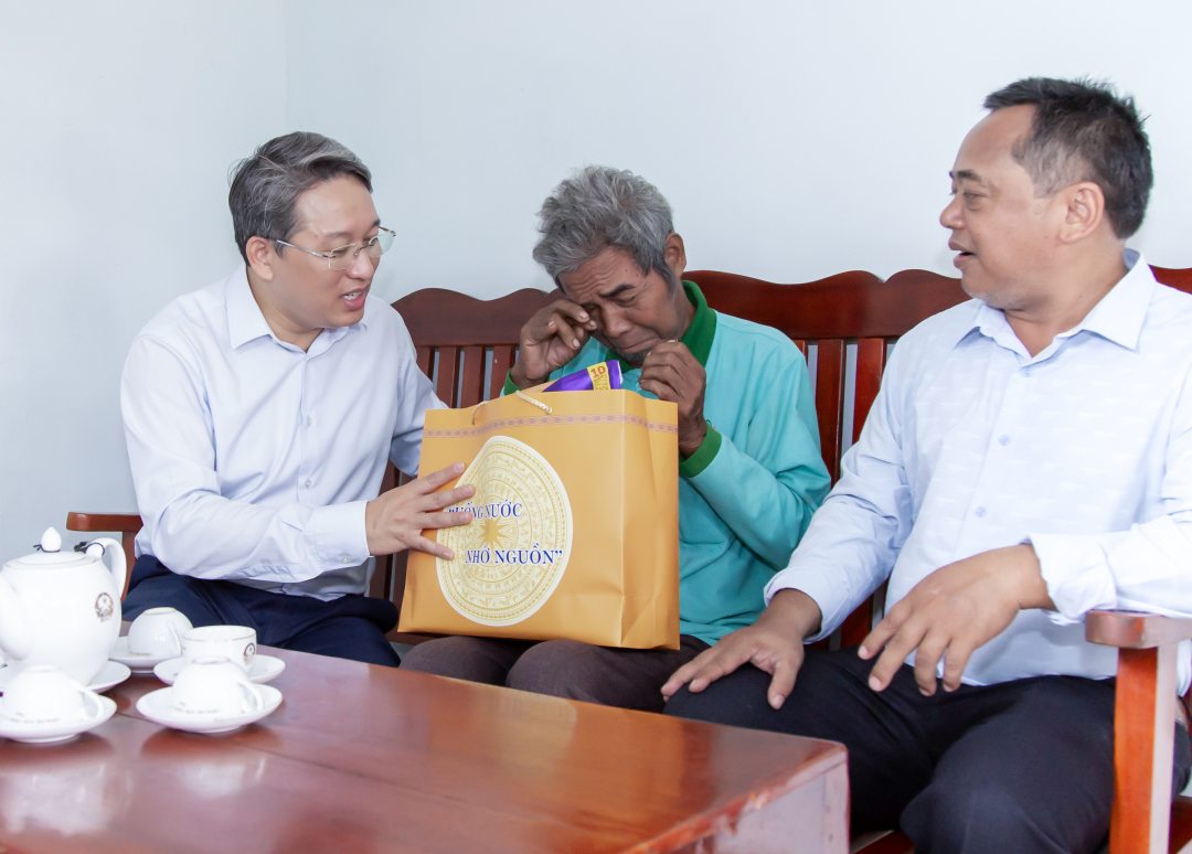 Bí thư Tỉnh ủy Nguyễn Hải Ninh thăm, tặng quà gia đình người có công ở huyện Khánh Vĩnh