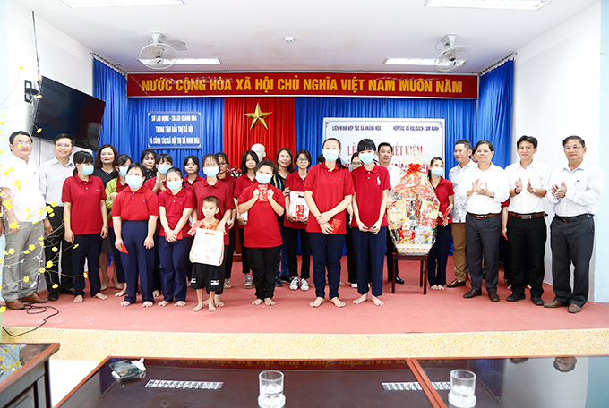 Chủ tịch UBND tỉnh Nguyễn Tấn Tuân thăm, tặng quà tại Trung tâm Bảo trợ xã hội thị xã Ninh Hòa