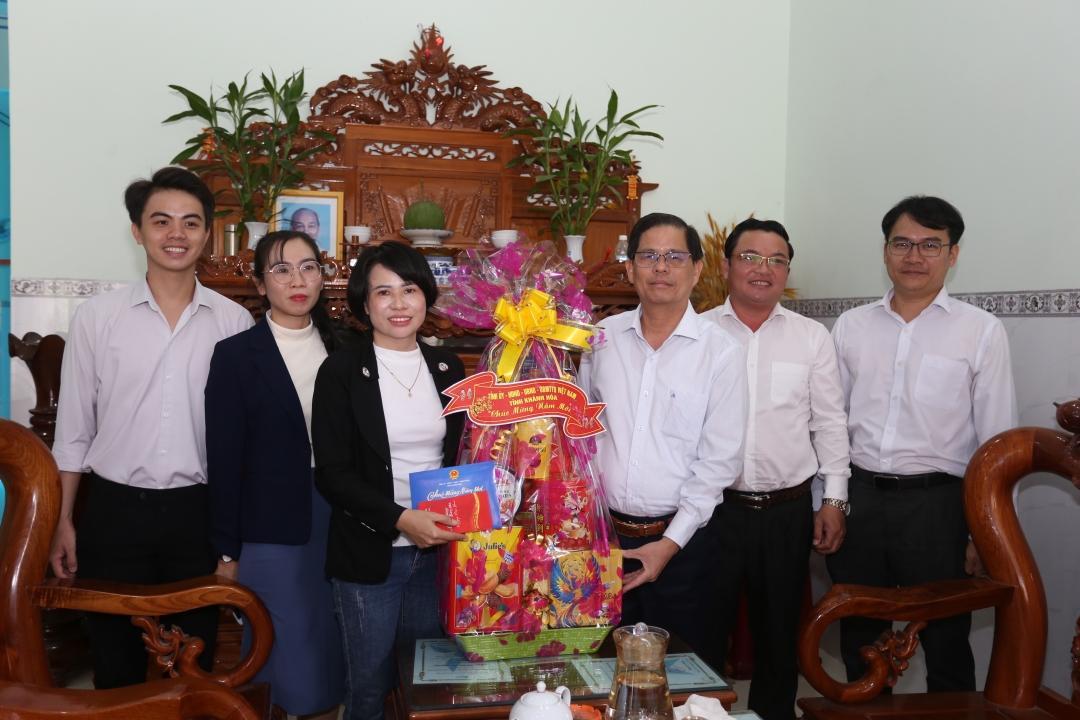 Chủ tịch UBND tỉnh Nguyễn Tấn Tuân thăm, chúc Tết gia đình cán bộ, chiến sĩ công tác tại Trường Sa