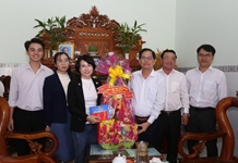Chủ tịch UBND tỉnh Nguyễn Tấn Tuân thăm, chúc Tết gia đình cán bộ, chiến sĩ công tác tại Trường Sa