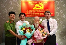 Trao Huy hiệu 75 năm và 70 năm tuổi Đảng cho các đảng viên lão thành