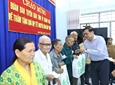 Đồng chí Lê Hữu Thọ trao tặng quà Tết cho gia đình chính sách, hộ nghèo, hộ có hoàn cảnh đặc biệt khó khăn xã Liên Sang