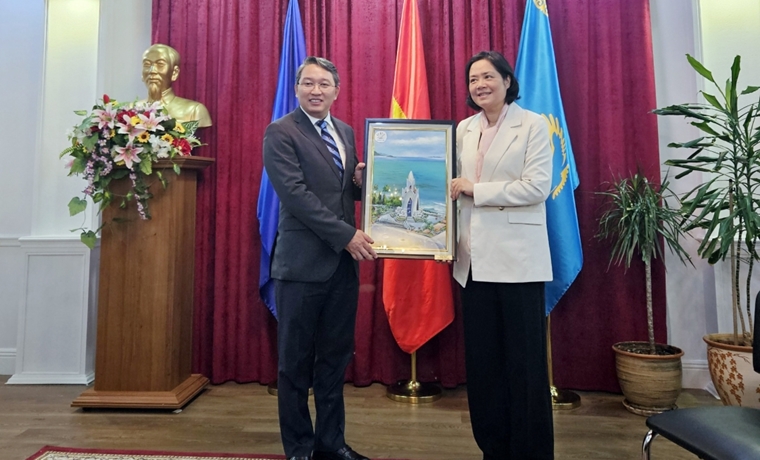 Lãnh đạo tỉnh Khánh Hòa làm việc với Đại sứ Việt Nam tại Cộng hòa Kazakhstan