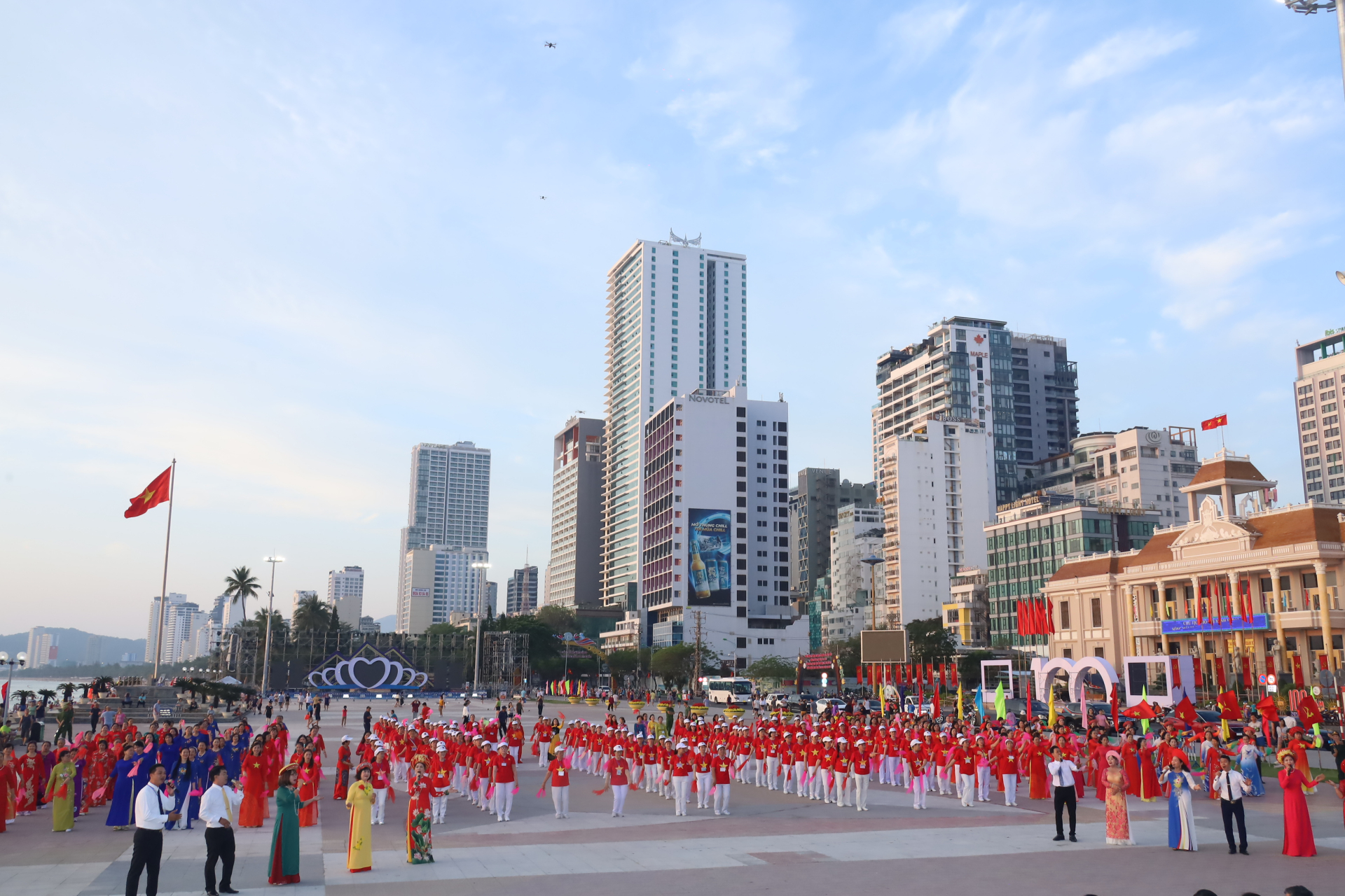 Gần 1.000 người đồng diễn chào mừng kỷ niệm 100 năm xây dựng và phát triển TP. Nha Trang