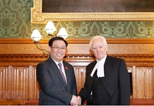 Chủ tịch Quốc hội Vương Đình Huệ hội đàm với Chủ tịch Thượng viện Anh