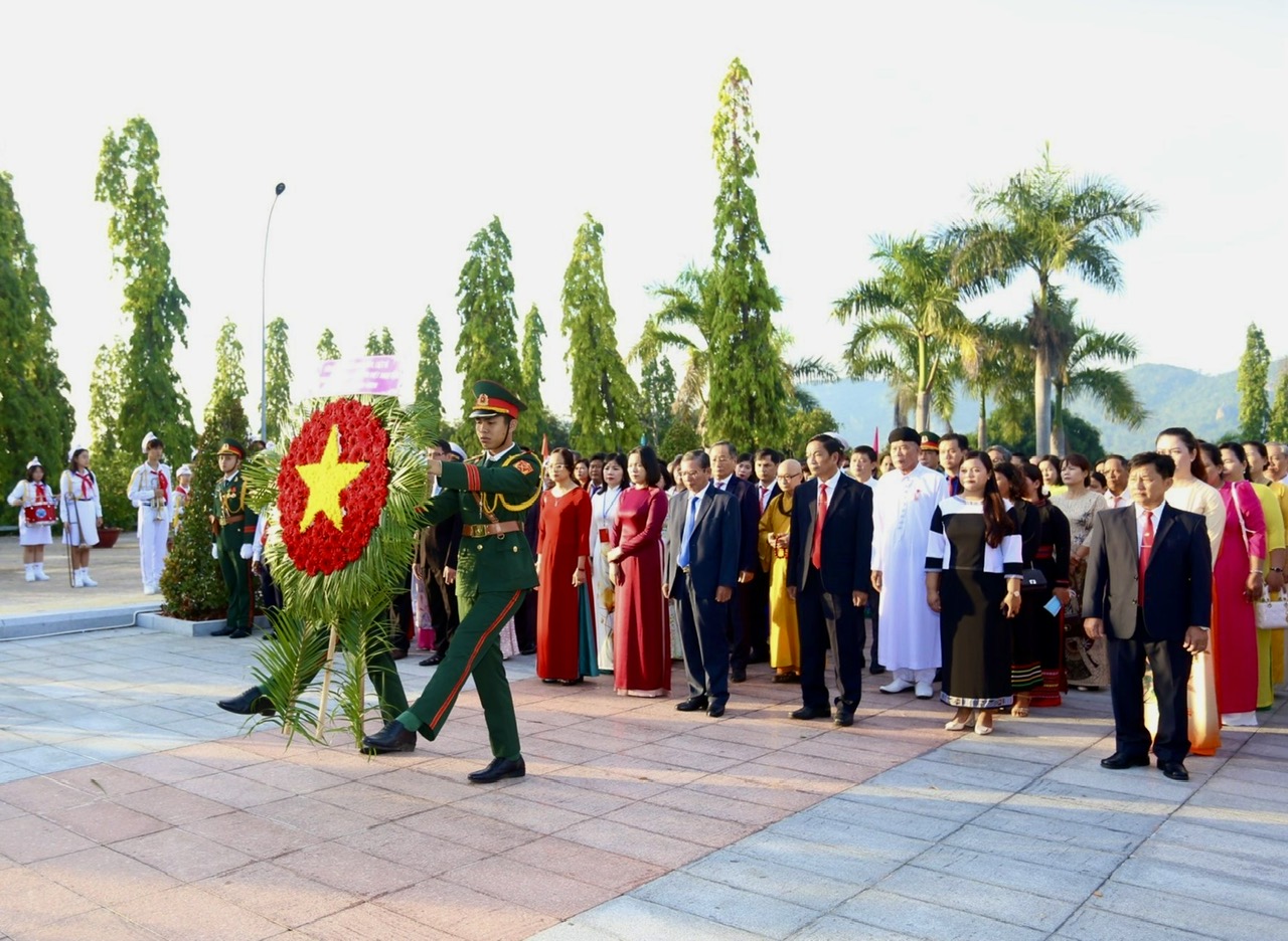 Đoàn đại biểu dự Đại hội MTTQVN tỉnh viếng nghĩa trang liệt sĩ Hòn Dung