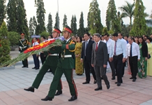 Lãnh đạo tỉnh Khánh Hòa đặt vòng hoa, dâng hương viếng Nghĩa trang liệt sĩ Hòn Dung