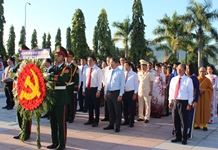 Lãnh đạo tỉnh Khánh Hòa đặt vòng hoa, dâng hương viếng Nghĩa trang liệt sĩ Hòn Dung