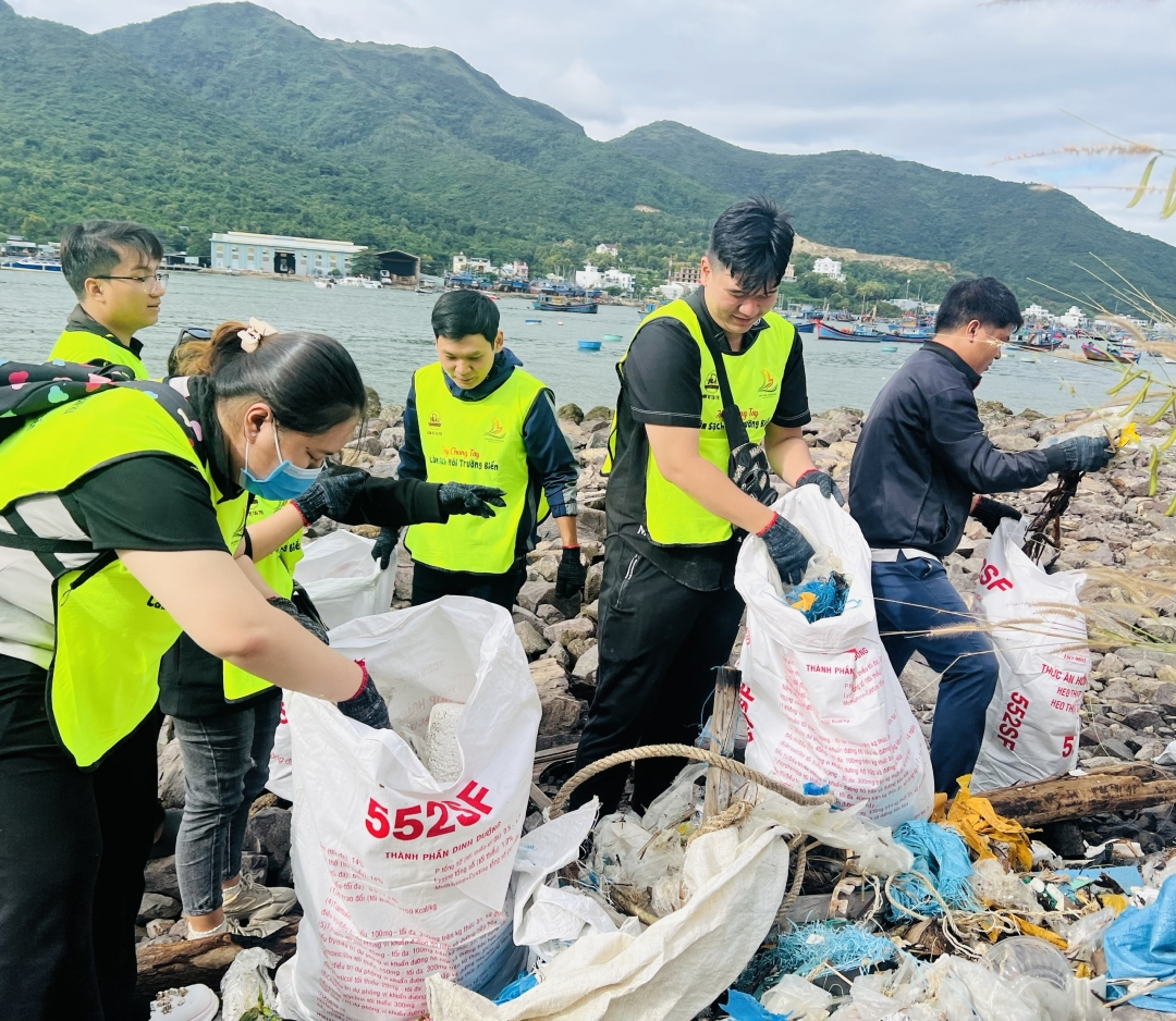 120 tình nguyện viên tham gia thu gom rác thải trên vịnh Nha Trang