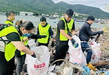 120 tình nguyện viên tham gia thu gom rác thải trên vịnh Nha Trang